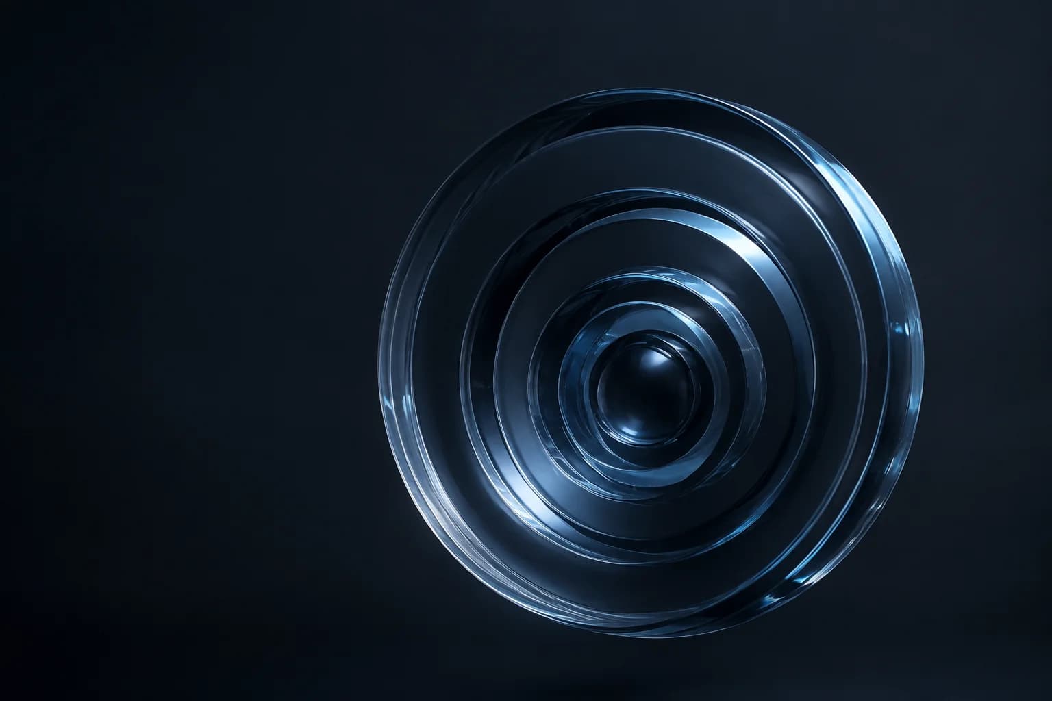 Escultura de uma lente óptica em vidro azul, com anéis concêntricos e reflexos de luz.